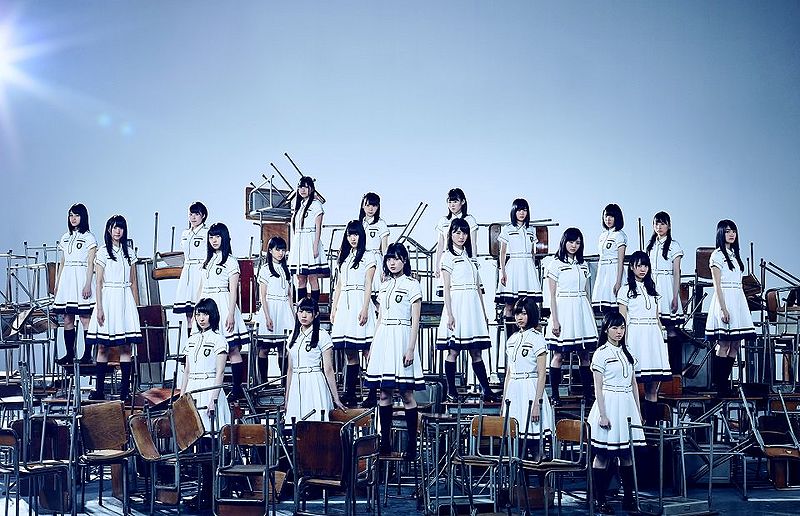 800px-Keyakizaka46_sekainiwaaishikanai_p